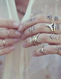 Tatouage Doigt Bague Des Tatouages Jusqu Au Bout Des Doigts Elle