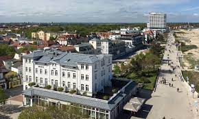 Schöne sommertage am feinen und weißen strand sind ebenso erholsam wie gesunde spaziergänge oder radtouren durch die herrliche küstenlandschaft. Hotel Am Leuchtturm Warnemunde Gunstig Buchen Warnemunde Koje