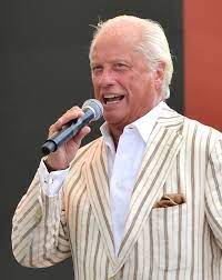 Carl johan loa falkman (born 24 july 1947) is a swedish opera singer, actor and artist. Loa Falkman Wikipedia