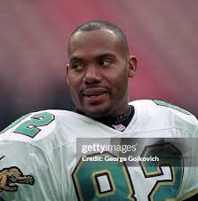 vw tiguan stock speakers no bass?