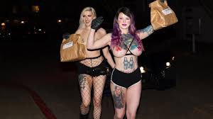 Striptease a milano è il locale di strip tease e lap dance organizzato come i celebri locali americani. Rolling Stone Dancarinas De Strip Tease Entregam Comida Sem Camisa Para Poder Manter Renda Em Epoca De Coronavirus
