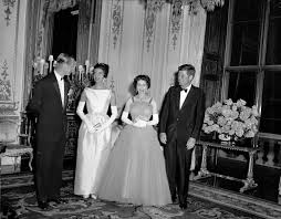 De queen is 94, haar echtgenoot 99 jaar oud en worden dus beschouwd als kwetsbaar. Jfk And Jackie Insulted Queen Elizabeth At Royal Dinner