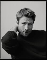 Glen Powell è sulla copertina dell'ultimo numero di The Guardian Saturday.  Fotografie di Erik Carter e styling di Warren Alfie Baker. : r/Fauxmoi