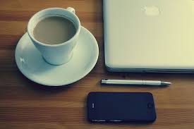 Sambungkan iphone, ipad, atau ipod touch ke pc dengan kabel usb. Free Photo Iphone Macbook Computer Woman Hands Hippopx