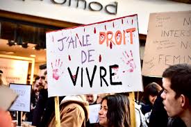 Une petite fille durant une manifestation contre les violences faites aux femmes, le 8 mars 2018 à marseille. Metz En Marche Contre Les Violences Faites Aux Femmes