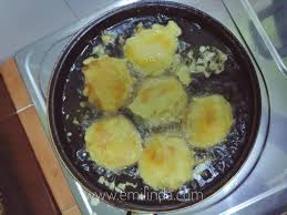 Sebekas cempedak goreng untuk babah dan sebekas lagi untuk ummi bekalan ke office. Resepi Cempedak Goreng Rangup Emilinda