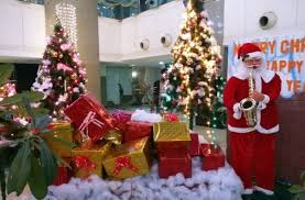 Explore how to find the perfect theme for holiday decorations throughout your home. Most Beautiful Office Decoration Ideas For Christmas