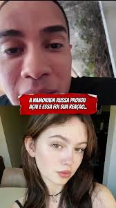 Menina Que Experimenta Açaí Que Ir