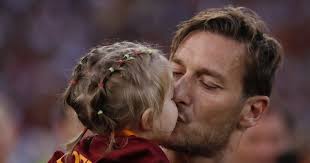 Bóng đá lúc rất thương mại, lúc cũng rất tình