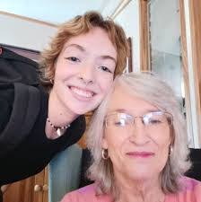 Carolyn Oakes's Instagram, Twitter & Facebook