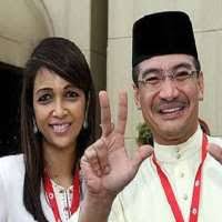 Upon returning from the united kingdom in 1989, hishammuddin joined umno. Hishammuddin Hussein Birthday Real Name Age Weight Height Family Contact Details Wife Children Bio More Notednames
