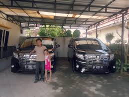 Jelas banget ya ada tulisan di depan rumah, jangan parkir di depan pintu, tegas wanita itu. 820 Gambar Mobil Mewah Di Depan Rumah Hd Terbaru Gambar Mobil