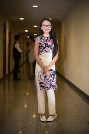 Phương mỹ chi áo dài. PhÆ°Æ¡ng Má»¹ Chi Diá»‡n Ao Dai Cach Ä'iá»‡u Táº¡o Dang Nhi Nháº£nh Trong Háº­u TrÆ°á»ng