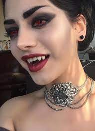 This vampire makeup tutorial has more cute vibes than scary ones (just the way i like my costumes) and it's super easy to master, so tbh, there's no need to practice your look way in advance. Mahafsoun Vampire Makeup Halloween Vampire Halloween Makeup
