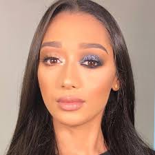 Miren este maquillaje social en tonos morados con pigmento dorado 😍😍 toda  una belleza. Para este look utilicé una sola paleta para completar este  look 😍 recuerden que solo necesitan jugar con