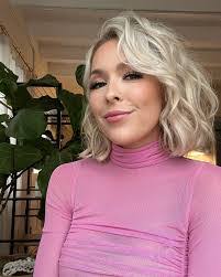 Colleen Wolfe's Instagram, Twitter & Facebook