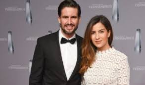 Es hijo único y entre sus aficiones se encuentran la práctica de deportes como el esquí. Hochzeit Tom Beck Und Chryssanthi Kavazi Haben Geheiratet News De