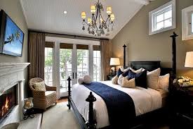 Navy And Tan Bedding White And Navy Bedding With Brown Walls Decor Blue Master Bedroom Master Bedrooms Decor Master Bedroom Accents