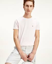 Featuring a traditional ribbed crew neck and breton striped pattern, whilst the label's famous flag is embroidered to the chest for authentic detail. T Shirt Homme Manches Courtes Rose Tommy Hilfiger Mode El Corte Ingles