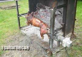 Consultez le tableau des temps de cuisson mechoui et de quantité de viandes en fonction de votre nombre d'invités, du type. Preparation Et Cuisson Du Cochon A La Broche Youbarbecue Org