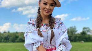 Vlăduța mărioara lupău, 8 martie 1991, șimleu silvaniei, județul sălaj) cunoscută sub numele de scenă vlăduța lupău este o cântăreață de muzică populară românească din zona ardeal și realizatoare de emisiuni de muzică populară. VlÄƒduÈ›a LupÄƒu Rupe Gura Targului Colaj Cu Piese Noi Pe Stilul Etno Sansa News