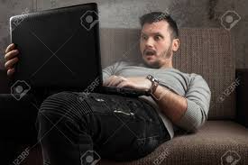 男はソファに座っている間、電話で大人のビデオを見ます.Porn、オナニー、男性のニーズ、変態、欲望、欲望、孤独の概念。の写真素材・画像素材 Image  116117295