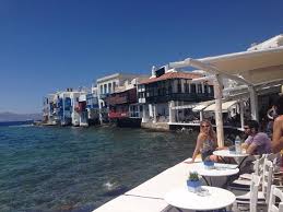 Κατσαρόλες, λάστιχα και βραστήρες συμπλήρωσαν το σουρεαλιστικό σκηνικό με φόντο τη φημισμένη συνοικία των καπετανέων της μυκόνου. Mikrh Benetia Eikona Toy Mikrh Benetia Mykonos Tripadvisor