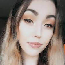 Amber Woolum's Instagram, Twitter & Facebook