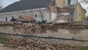 Рухна кула на църквата в Брегово (СНИМКИ) Няма пострадали при инцидента с храм "Успение Богородично", кметът Илиян Бърсанов твърди, че сградата е била здрава Кула на православния храм "Успение Богородично" се срути