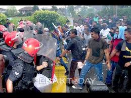 Perpecahan membabitkan hubungan kaum di negara ini semakin ketara selepas insiden rusuhan di kuil sri maha mariamman, seafield, subang jaya pada november tahun lalu. Gempar Rusuhan Di Ipoh Youtube