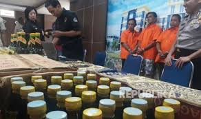 Foto seorang biksu yang sedang membantu seorang pria berwudu menjadi viral di media sosial. 24 700 Botol Jamu Ilegal Diamankan Di Sumbar Republika Online