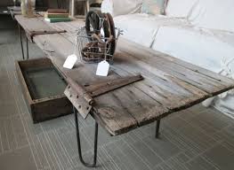 15 Inspirations Pour Recycler Une Porte Ancienne Joli Place Tables Basses Rustiques Table Faite Avec Une Porte Bricolage Table Basse