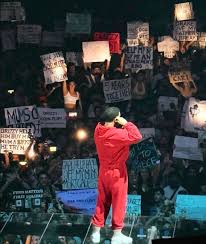 Apparently Drake started randomly giving away tens of thousands of dollars  to people at his concerts