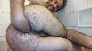 Lentamente mi culo corpulento y peludo se traga mi mano