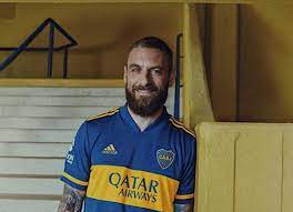 Born 24 july 1983) is an italian former professional footballer who played as a defensive midfielder. Daniele De Rossi Departs Boca Juniors And Announces Retirement Golazo Argentino