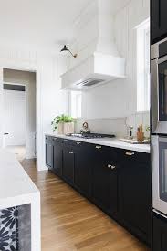 Kitchen Hood By Painting The Hood White It Blends In To The White Walls But At The Same Time Sta Interior Design Kitchen White Interior Design Kitchen Interior