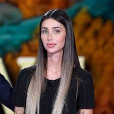 Labioplastica, le ragioni psicologiche per cui sempre più donne vogliono  rifarsi le piccole e grandi labbra genitali | Vanity Fair Italia