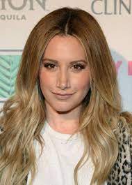haar trend so tragst du den dunklen ansatz deiner blonden haare jetzt elle blonde haare ashley tisdale haare