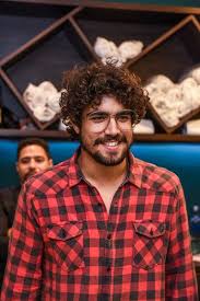 Aprenda como fazer mais cortes masculinos modernos em nosso canal de moda. Caio Castro Abandona Os Cachos E Adota Cabelo Liso Confira