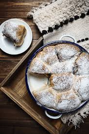 Rezept Fur Rohrnudeln Buchtel Mit Pflaumenmus Klassiker Mit Hefeteig Hefeteig Pflaumenmus Lebensmittel Essen