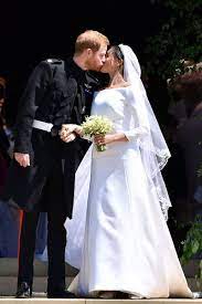 Meghan markle hat mit einem look an ihre hochzeit erinnert. Der Moment Auf Den Alle Gewartet Haben Harry Und Meghan Kussen Sich Konigliche Hochzeitskleider Kleid Hochzeit Konigliche Hochzeit