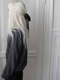 Black And Platinum Hair Aesthetic Eerie Innocence Ghostly White Locks With A Child Like Black Hair Bow S Izobrazheniyami Pricheski Dlya Volos Blond Svetlyj Blond Platinovye Volosy