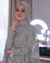 Gaun kebaya berbahan brokat ini dikenakan dara untuk acara wisuda. Tampilan Lamaran Dinda Hauw Dihari Lamarannya Pengantin Wanita Wanita Gaya Pengantin
