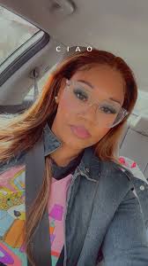 Introduction of a new member in a lesbian community from New York