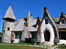 In a village 24 miles from the romanian city of sibiu is a decidedly quirky fairytale castle called castelul de lut valea zanelor, which translates to clay castle of the valley of fairies. Https Xn Urlaub In Rumnien 2qb De De Uir Ausflugsziele Sehenswertes Das Schloss Aus Lehm