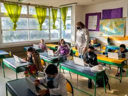 Перевод слова schools, американское и британское произношение, транскрипция, словосочетания, однокоренные слова, примеры использования. How Other Countries Reopened Schools During The Pandemic And What The Us Can Learn From Them