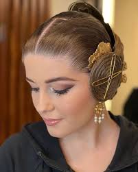 Peinado y Maquillaje de fallera|| Así de GUAPÍSIMA asistió Sara a la  presentación de las falleras mayores de su @falla_ferroviaria_xativa En la  imagen la vemos peinada con un perfecto peinado con TRES