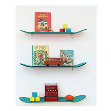Diy Recyclage Decoration Skate Board Etageres Les Roues Laissees Peuvent Faire Porte Manteaux Avec Images Chambre Enfant Chambre De Garcon Idee Deco