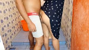 Chupke Se Mootate Hue Dekh Rahe Devar Ko Bhabhi Ne Bulakar Choot Chudayi  Baatharoom Mein