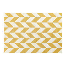 Nos délais de livraison sont exceptionnellement allongés. Tapis D Exterieur Motifs Graphiques Jaunes Et Blancs 160x230 Malone Maisons Du Monde